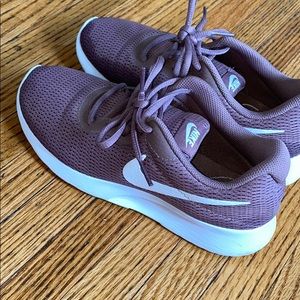 Nike’s!! Size 6 in women’s